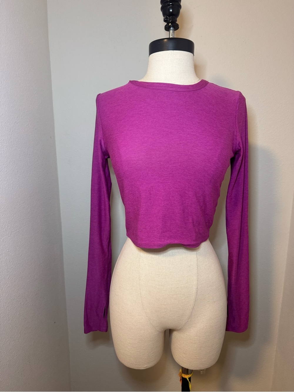 Beyond Yoga Featherweight Sunrise cropped pullover in a purple